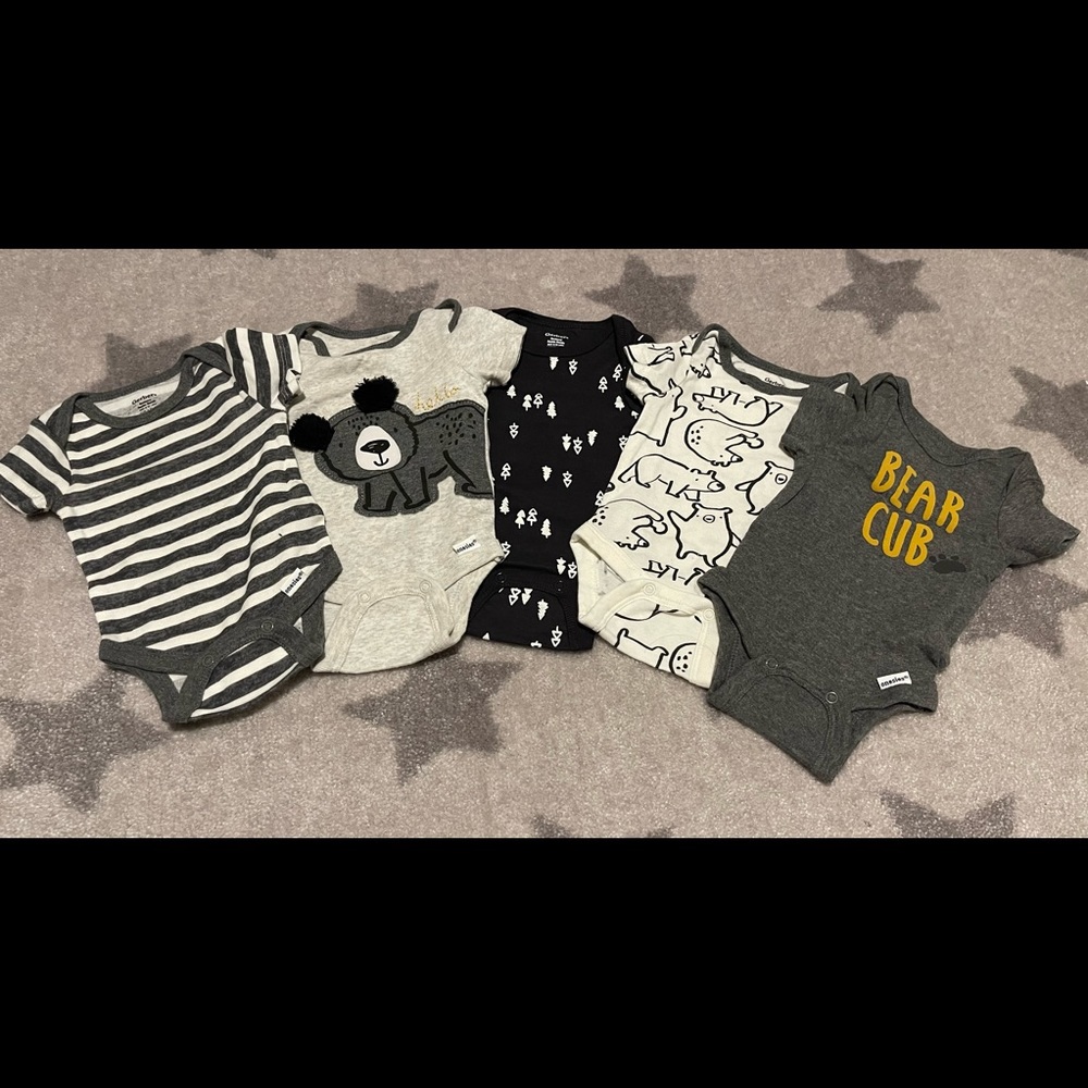 Gerber onesies with matching sleepers and hats - Picture 3 of 3